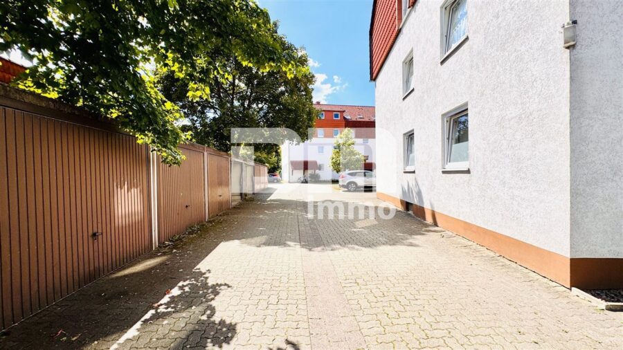 (R)eserviert!WE3 - Moderne Dreizimmerwohnung BJ 1991 mit sonnigem Balkon in zentraler Lage - Zufahrt Wohnhaus